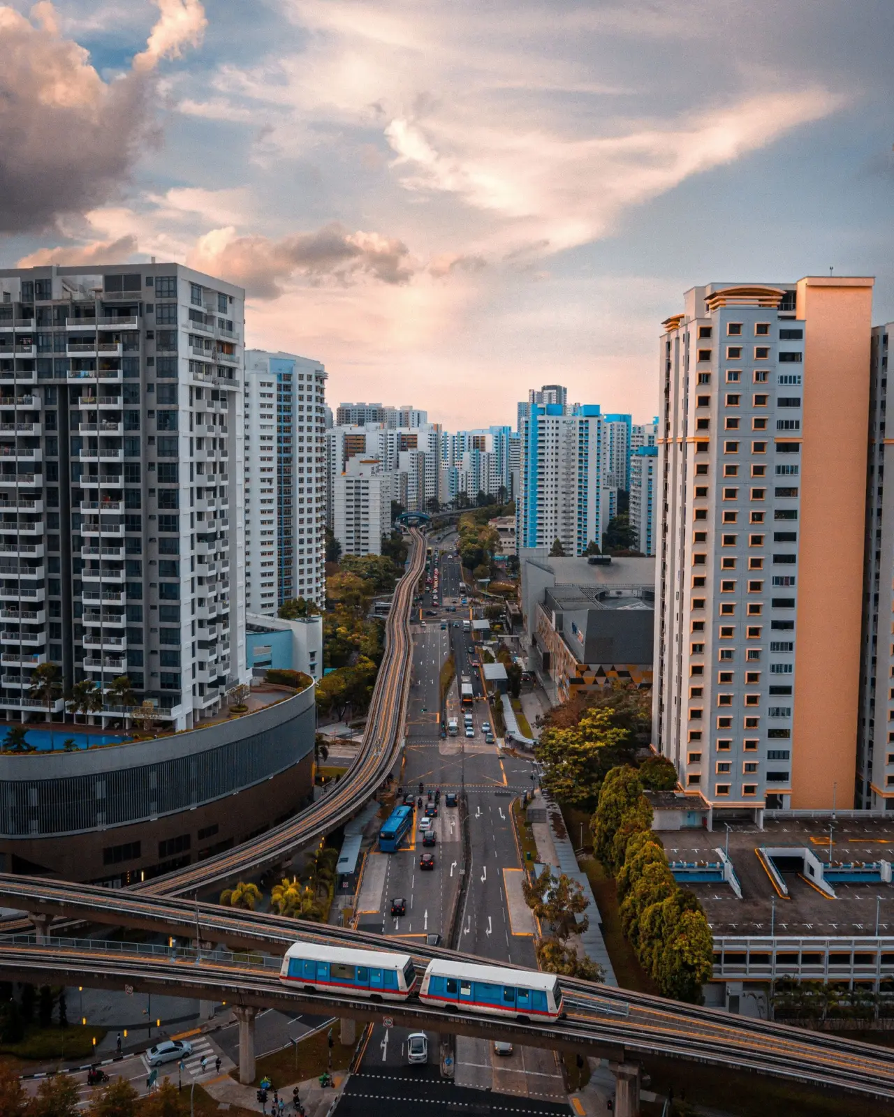Tren elevado entre bloques residenciales y avenidas de Singapur