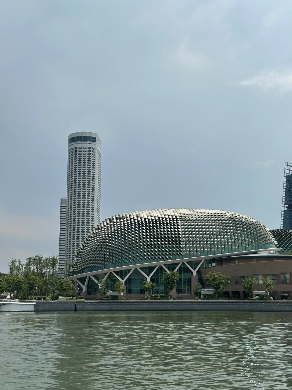 El Esplanade junto al agua y edificios del centro de Singapur