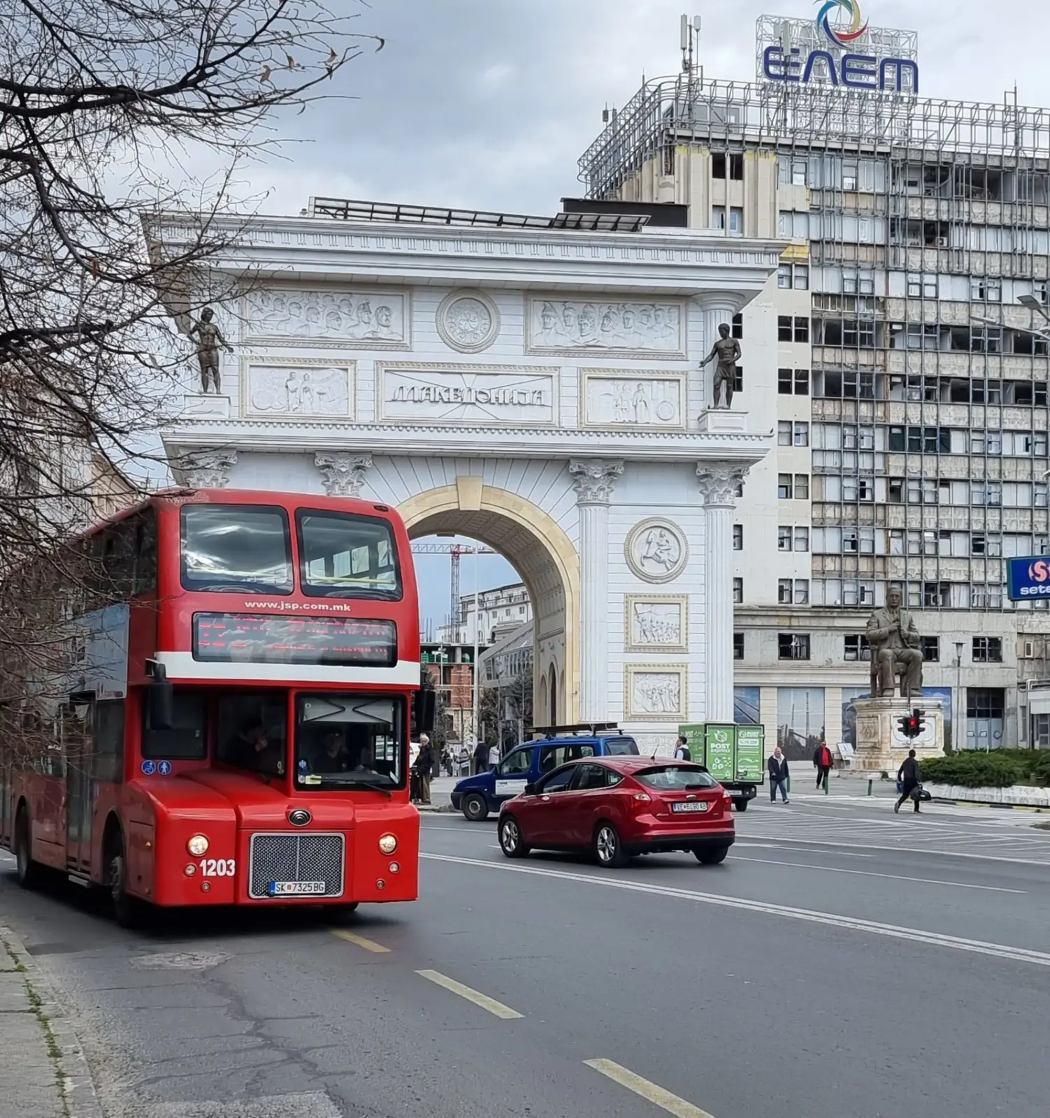 Autobús urbano de dos pisos junto a la Puerta de Macedonia en Skopje