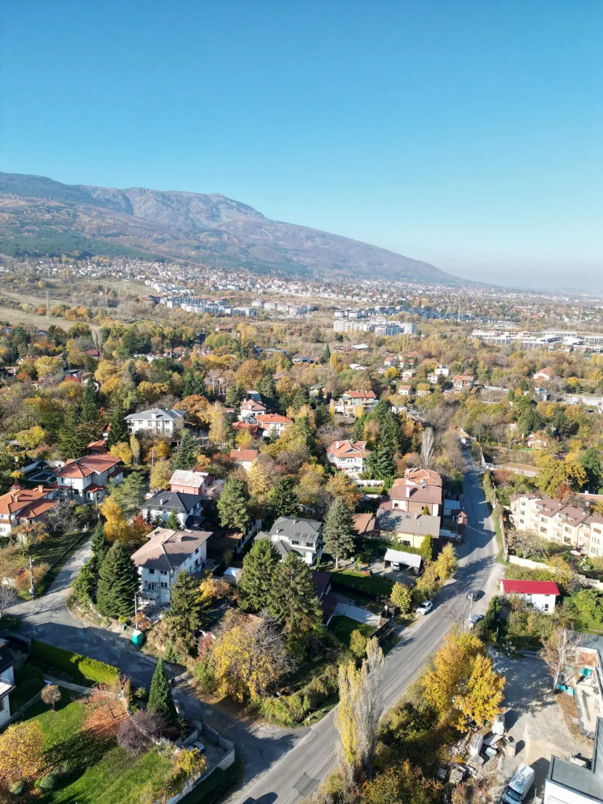 Vista aérea de los barrios del sur de Sofía al pie de la montaña Vitosha