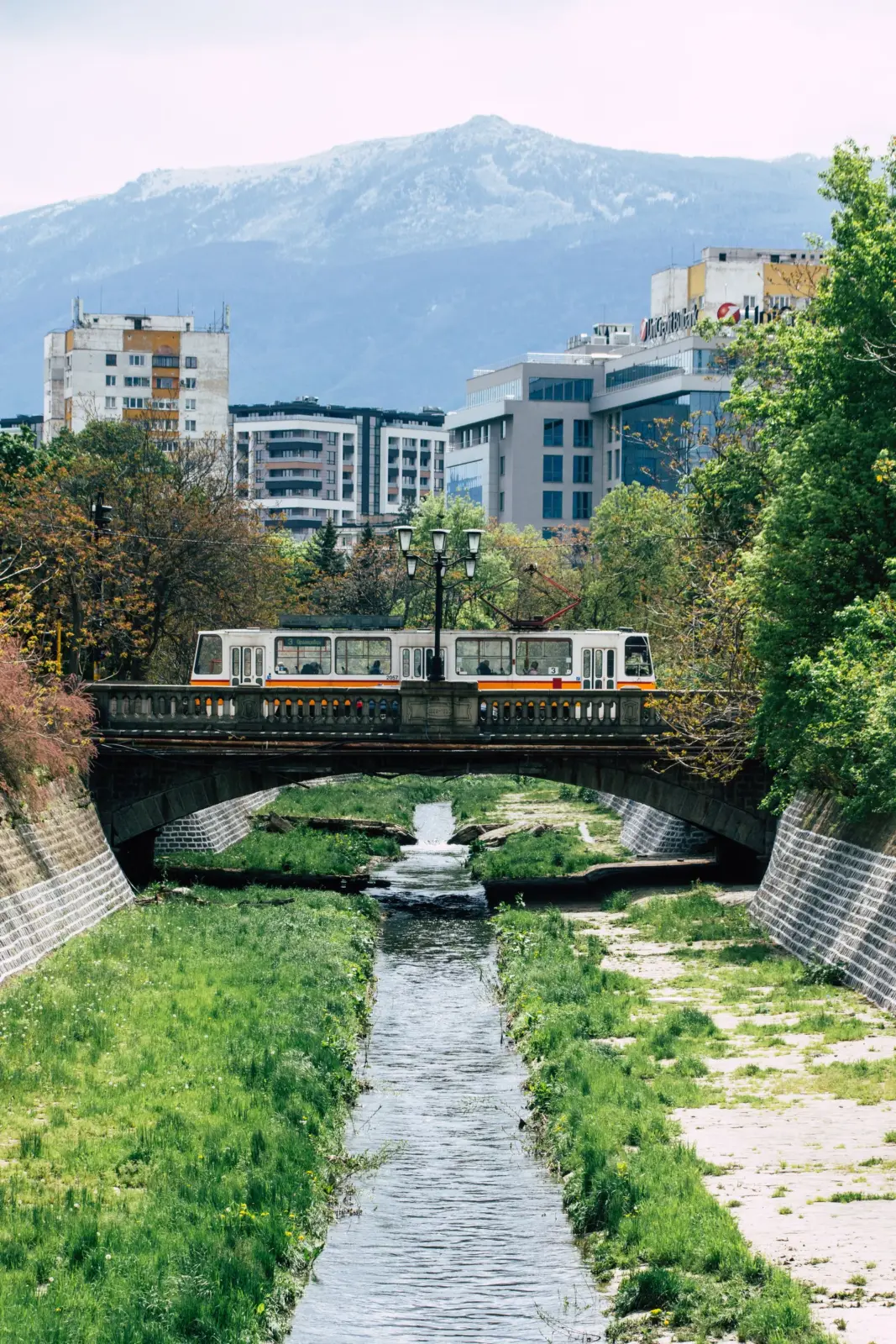 Tranvía de Sofía cruzando un puente con el monte Vitosha al fondo