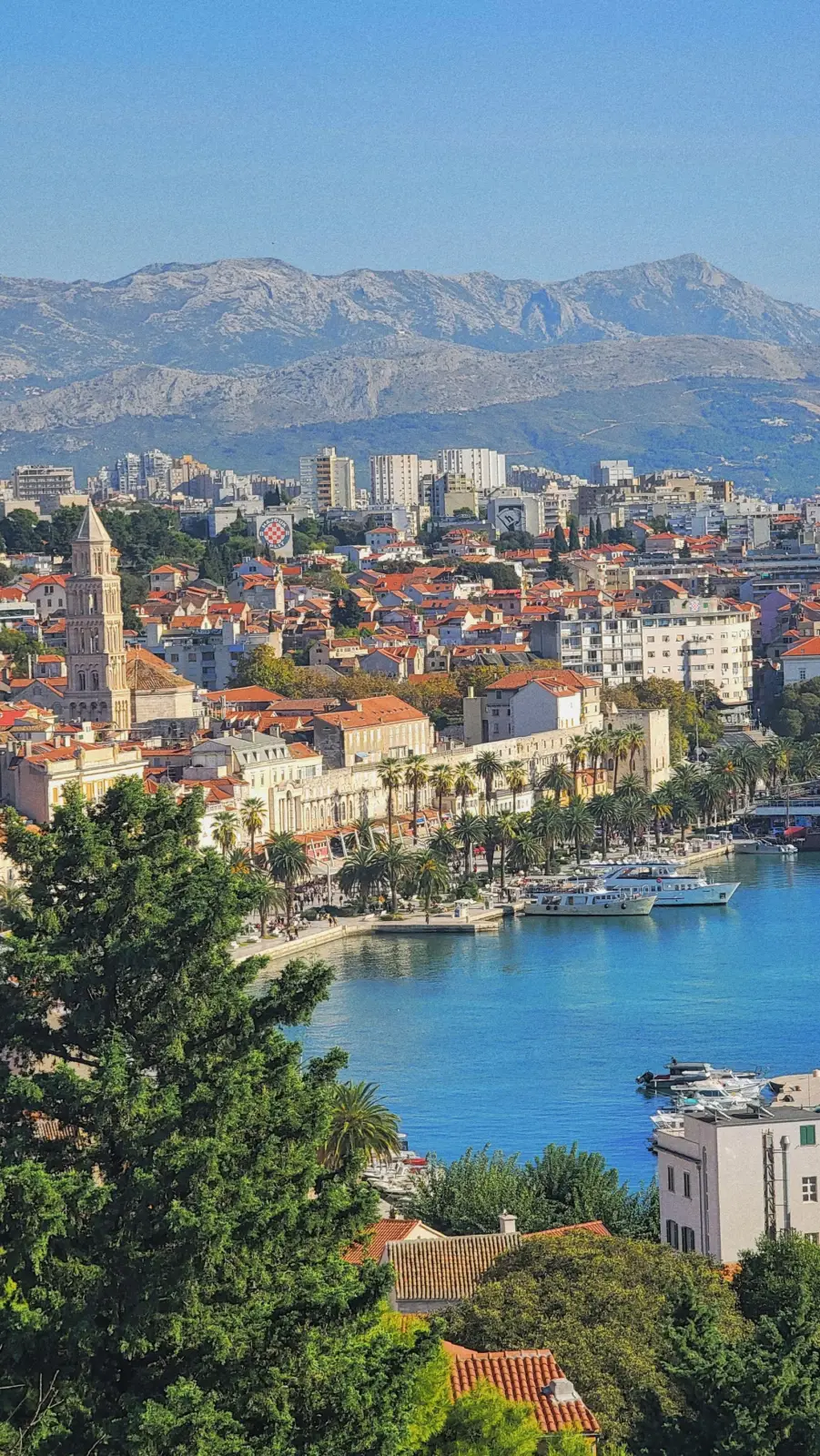 Vista panorámica del centro histórico de Split y la Riva junto al puerto