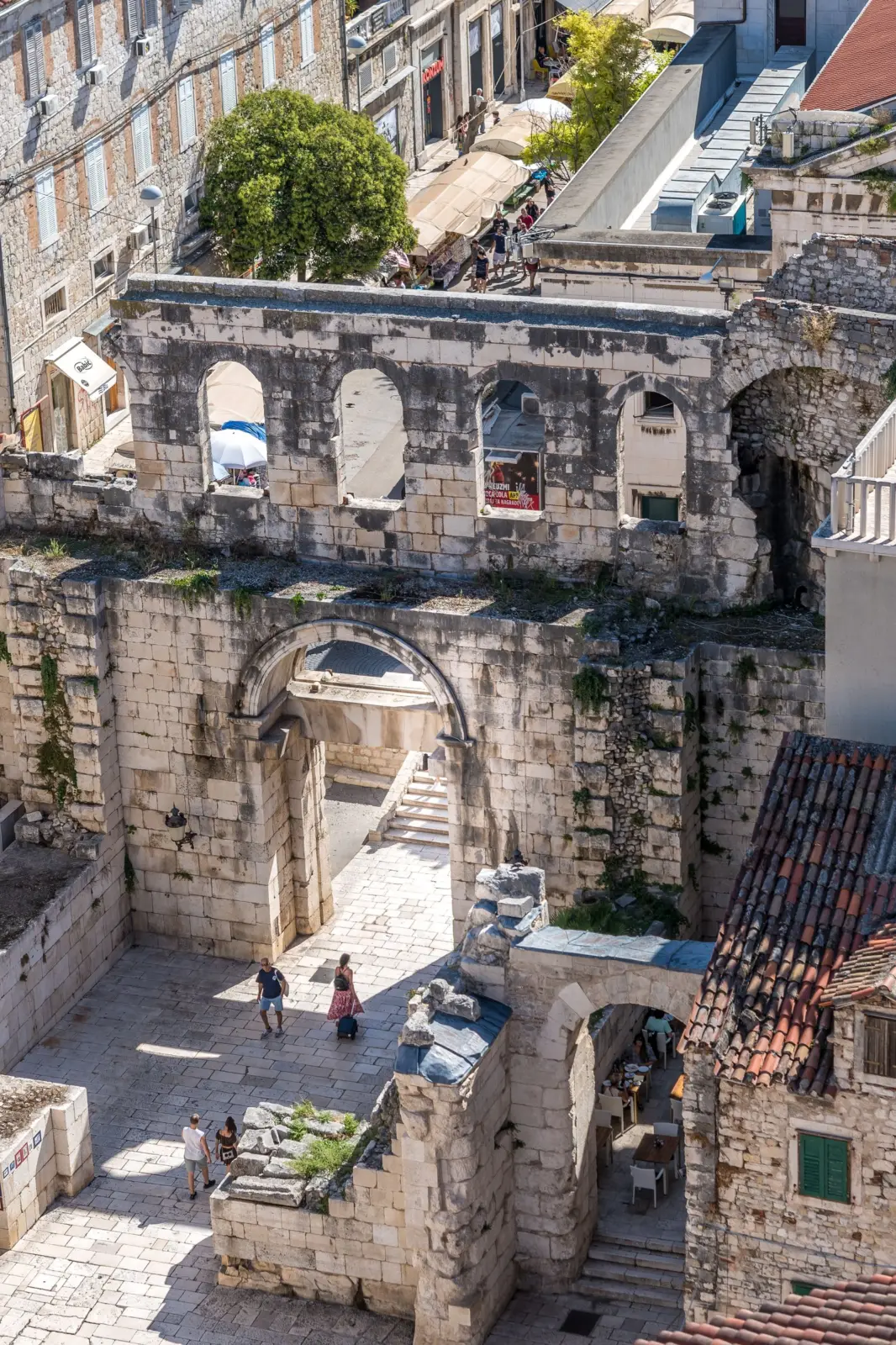 Murallas y acceso del Palacio de Diocleciano entre las calles del centro de Split