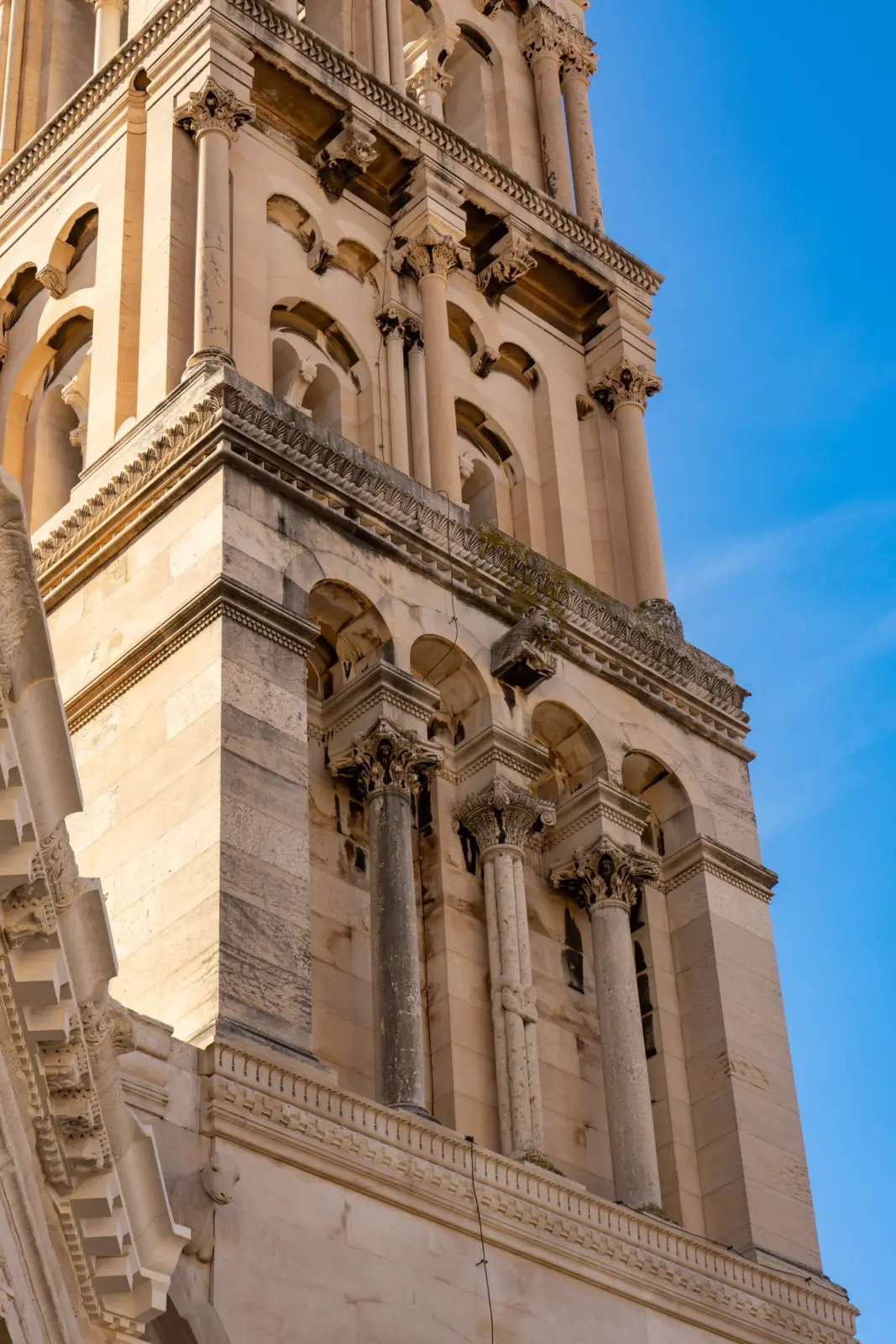 Detalle del campanario de San Domnio en Split bajo un cielo azul