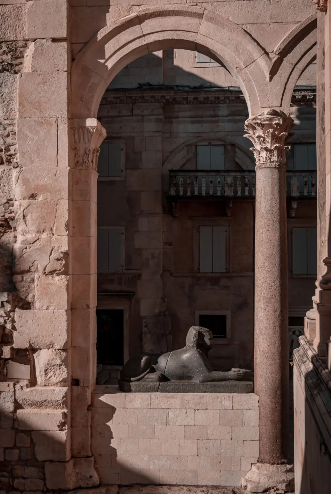 Esfinge entre los arcos y columnas del Palacio de Diocleciano en Split