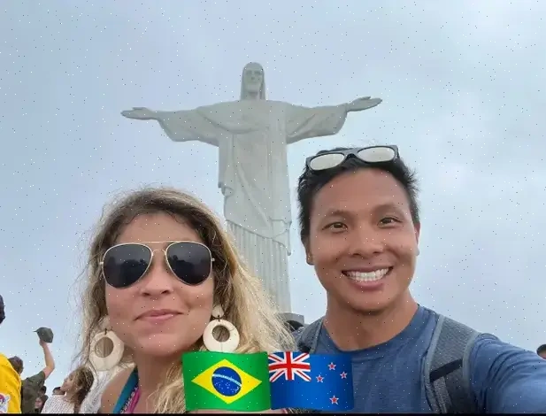 Dos visitantes ante el Cristo Redentor en Río de Janeiro