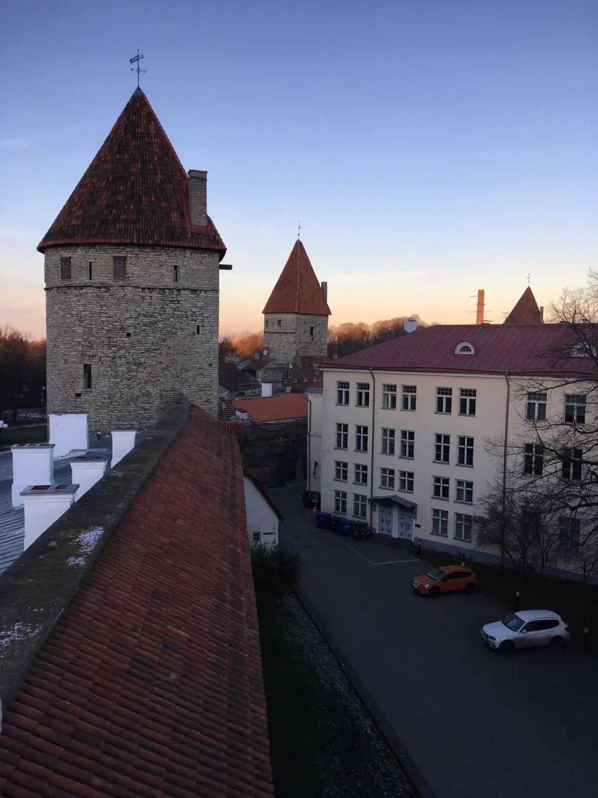 Torres medievales y tejados de la ciudad baja de Tallin al atardecer