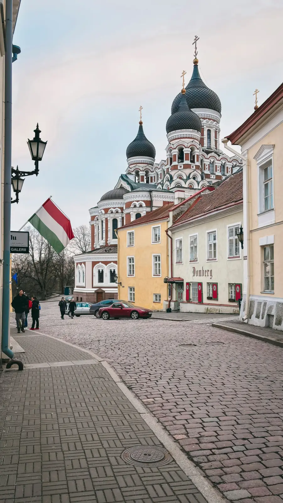Catedral de Alejandro Nevski junto a una calle adoquinada de Toompea, Tallin