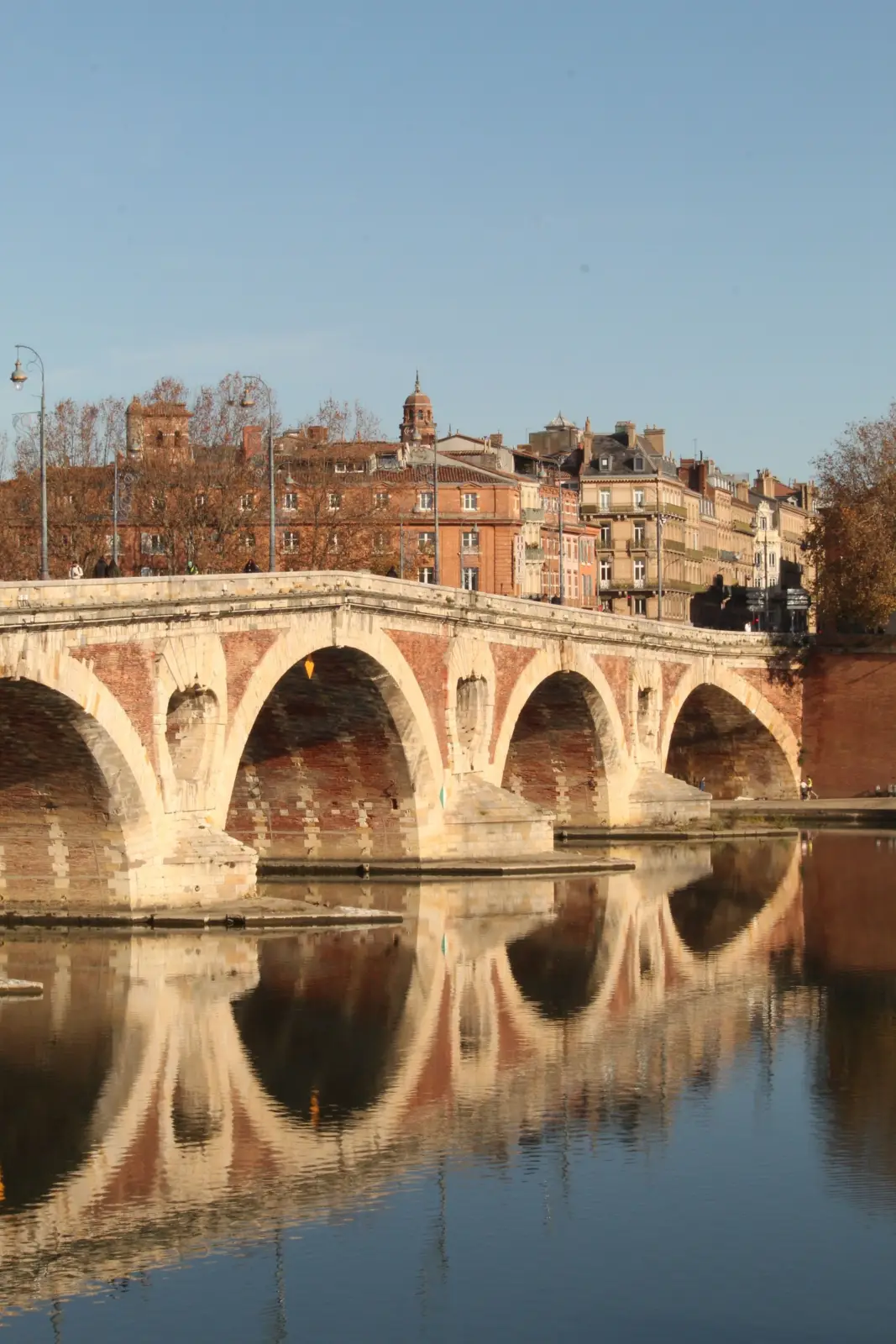 Pont Neuf sobre el río Garona en Toulouse, reflejado en el agua