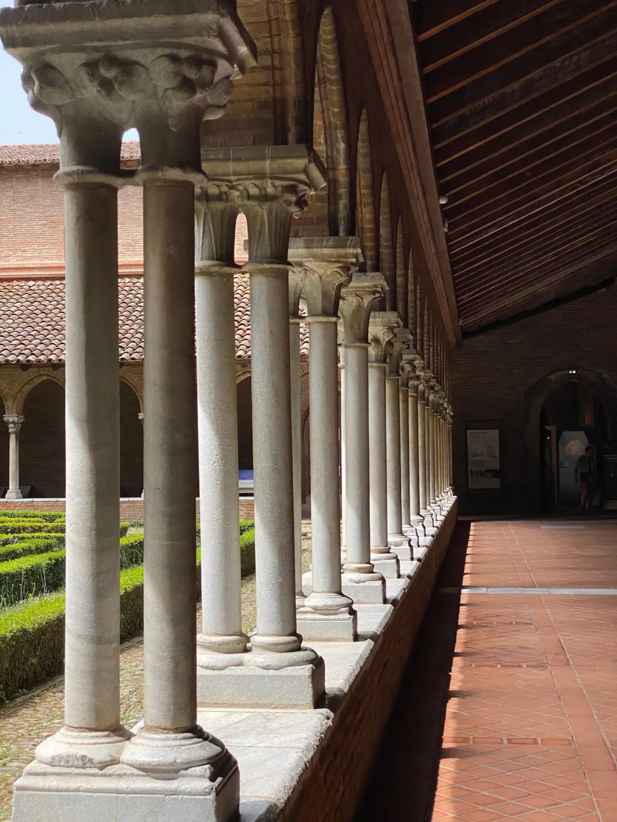 Claustro del Convento de los Jacobinos en Toulouse, con columnas de piedra y arcos de ladrillo