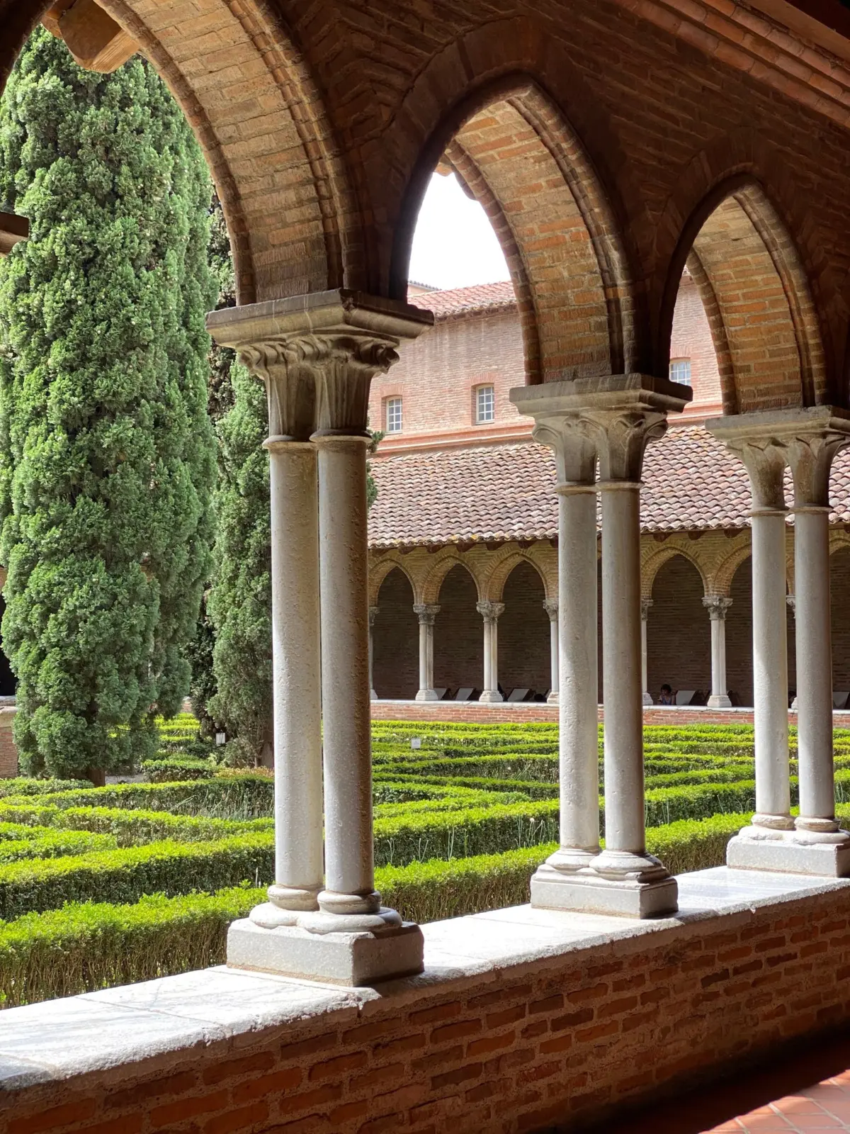 Claustro y jardín geométrico del Museo de los Agustinos de Toulouse