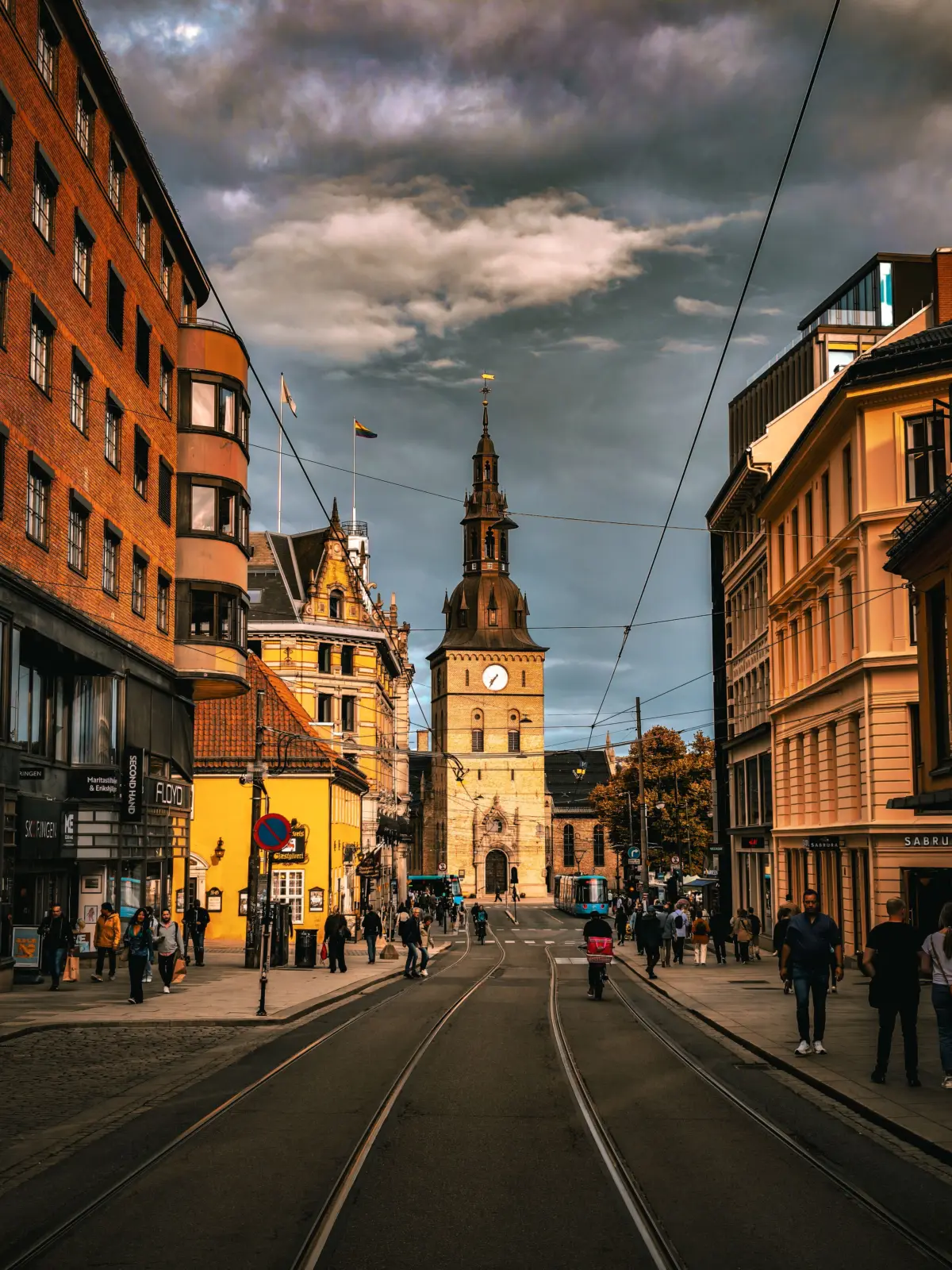 Vías de tranvía y peatones frente a la Catedral de Oslo