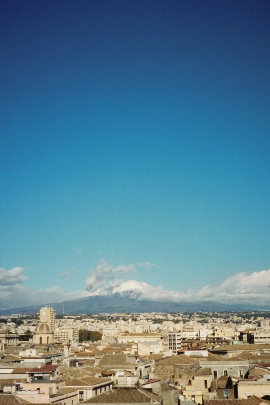 Tejados de Catania con el monte Etna nevado al fondo