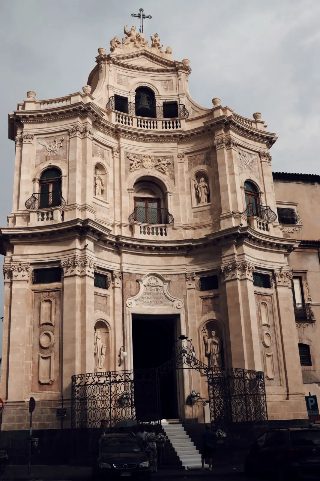 Fachada barroca de la iglesia de San Benedetto en la Via Crociferi de Catania