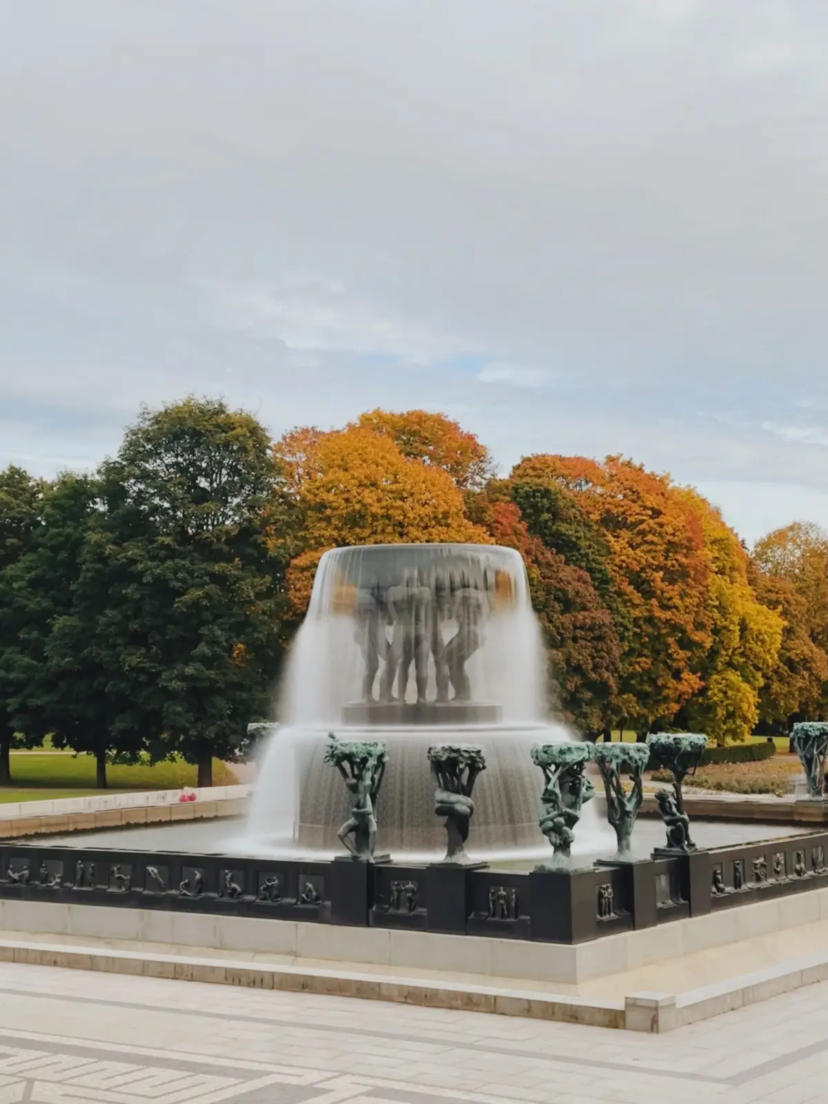 Fuente de Vigeland entre árboles otoñales en Oslo