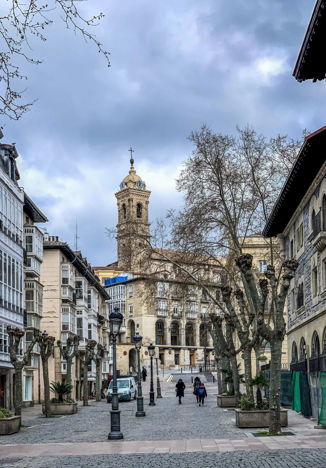 Calle peatonal del casco histórico de Vitoria-Gasteiz con una torre de piedra al fondo