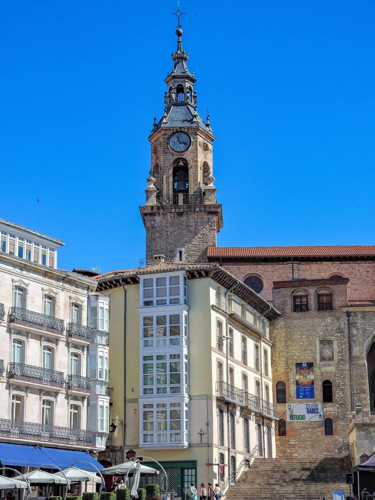 Torre de la iglesia de San Miguel junto a la plaza de la Virgen Blanca en Vitoria-Gasteiz