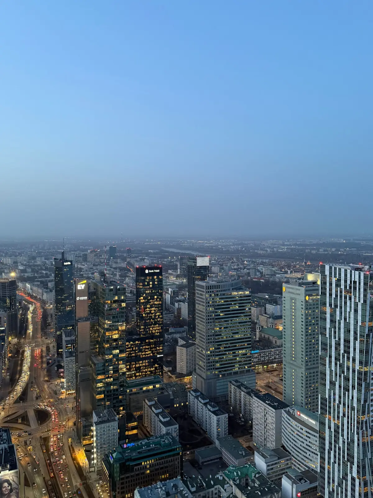 Vista aérea del centro de Varsovia y sus rascacielos al anochecer