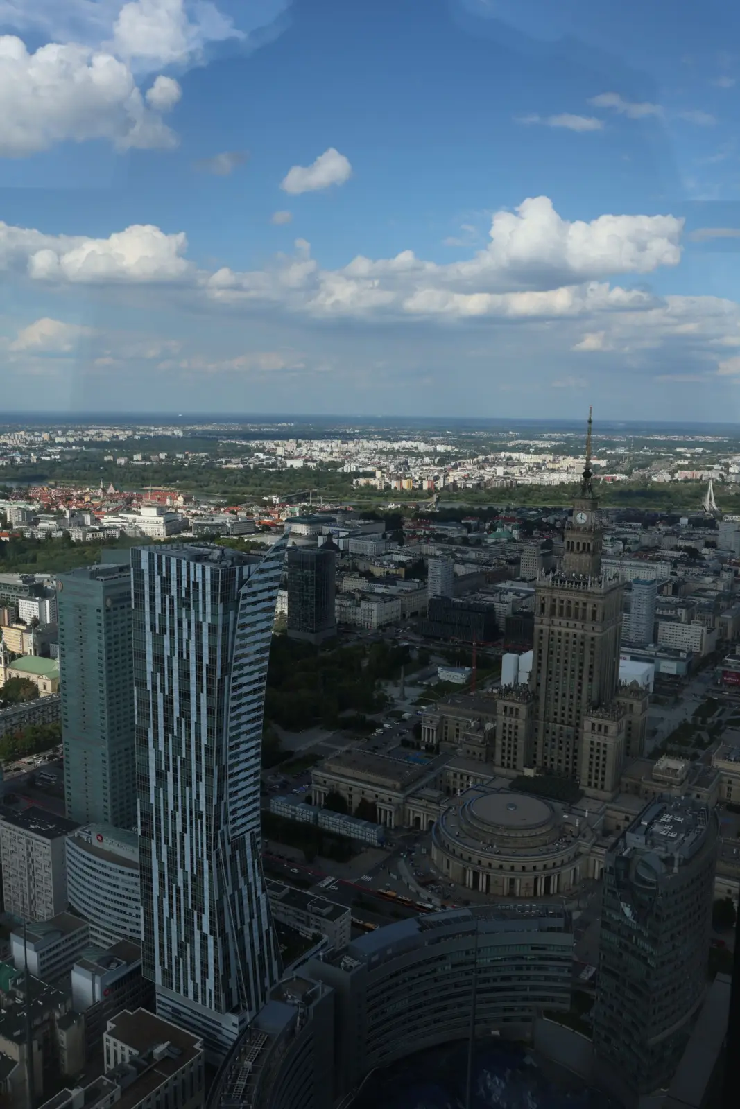 Vista elevada del centro de Varsovia con el Palacio de la Cultura y la Ciencia y edificios modernos