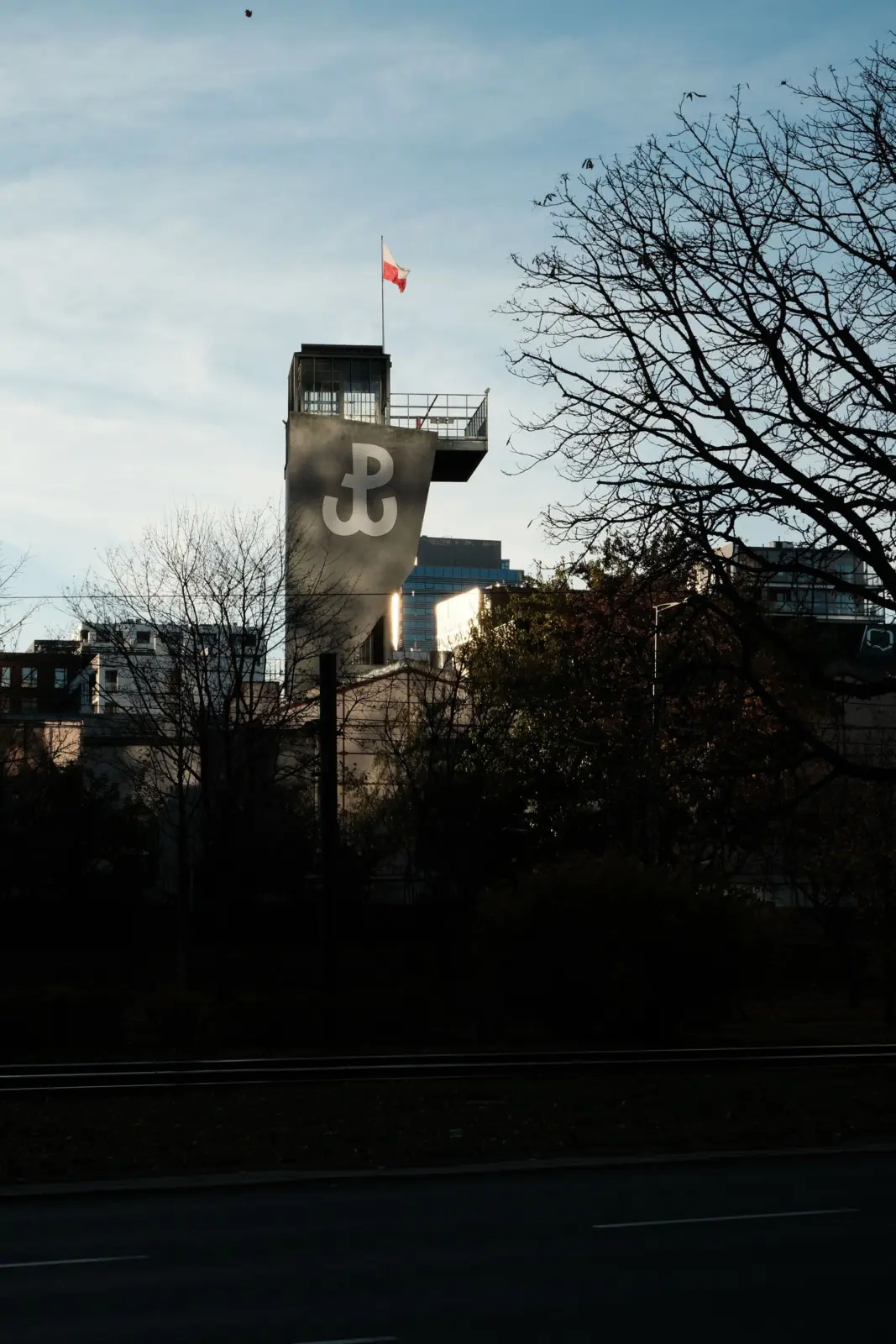 Torre del Museo del Alzamiento de Varsovia con el símbolo de la resistencia polaca
