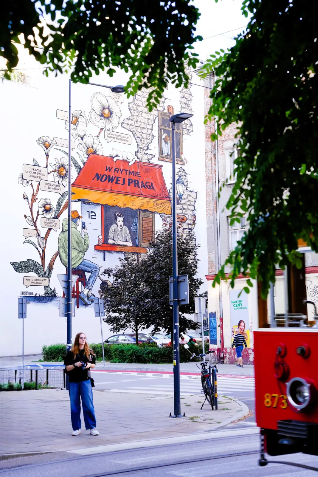 Mural de Nowa Praga junto a una calle del barrio de Praga en Varsovia