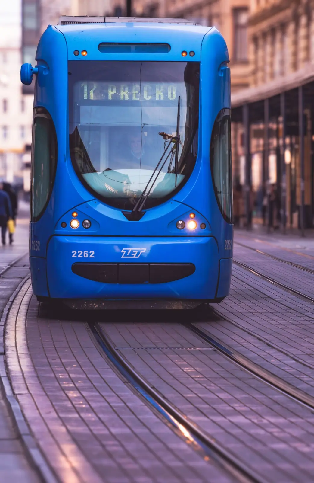 Tranvía azul de Zagreb sobre unas vías urbanas
