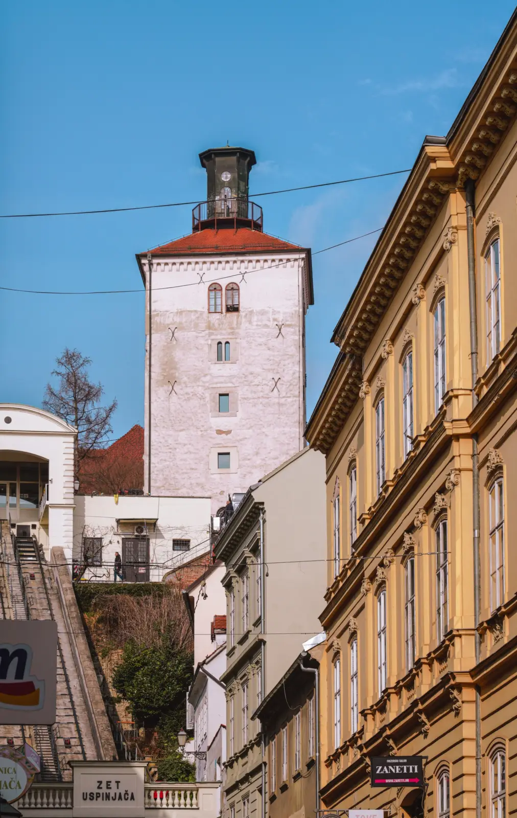 Torre Lotrščak sobre una calle del centro histórico de Zagreb