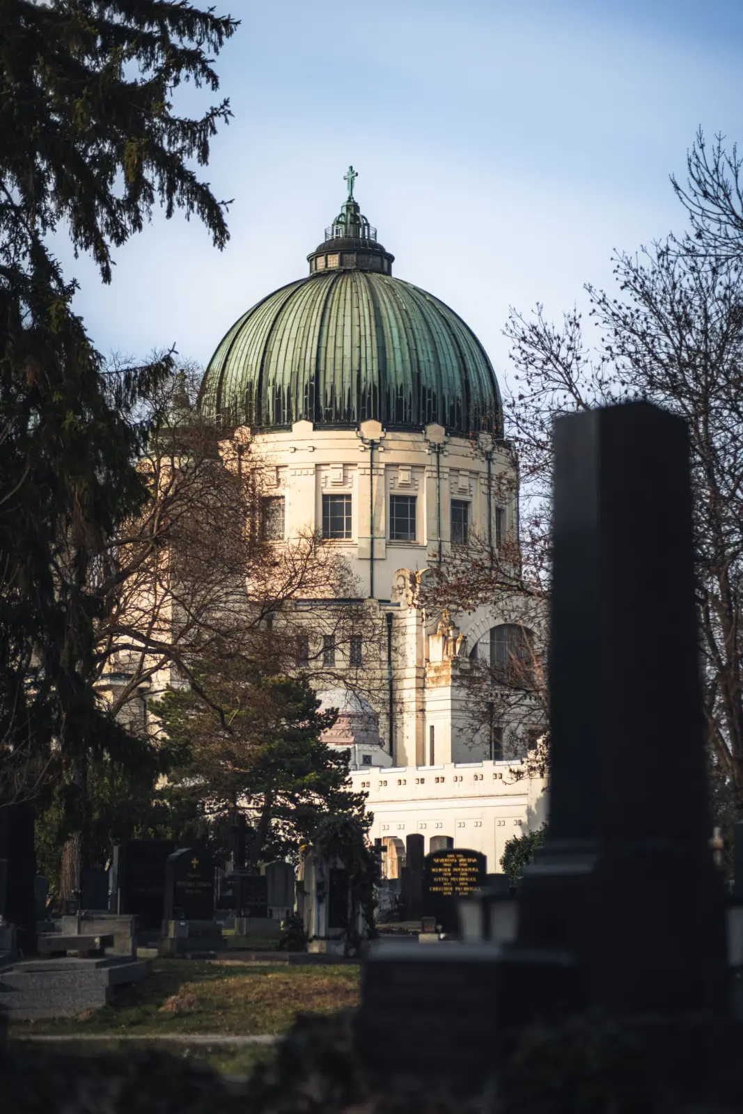 Cúpula del Cementerio de Mirogoj entre árboles y lápidas en Zagreb