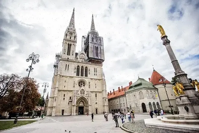 Visitantes frente a la Catedral de Zagreb y la columna de la Virgen María