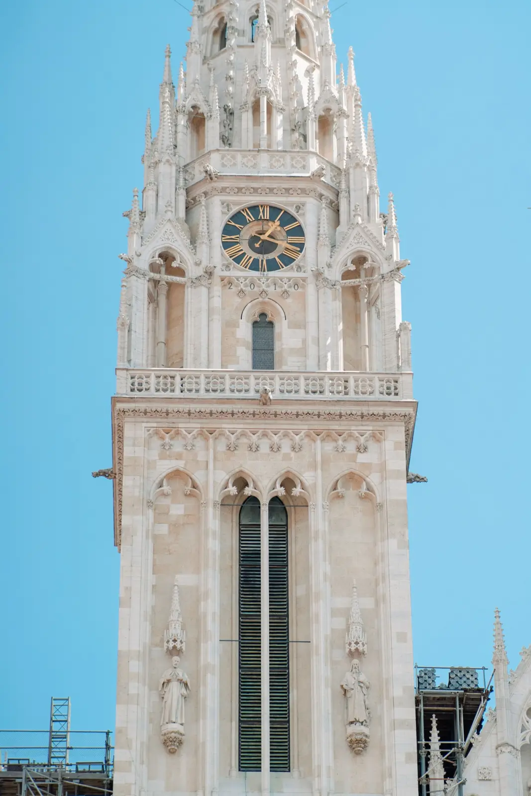 Torre de la Catedral de Zagreb con reloj y ornamentación neogótica