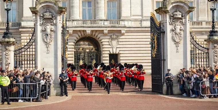 La banda desfilando por las verjas del Palacio de Buckingham durante el cambio de guardia