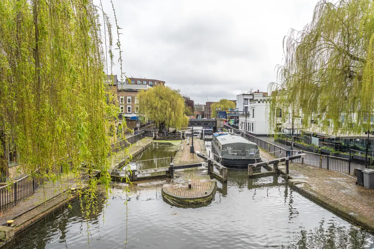 La esclusa de Camden Lock sobre el canal de Regent's, con sauces y barcazas