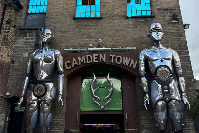 Fachada comercial con figuras de robots esculpidas en Camden High Street, Londres