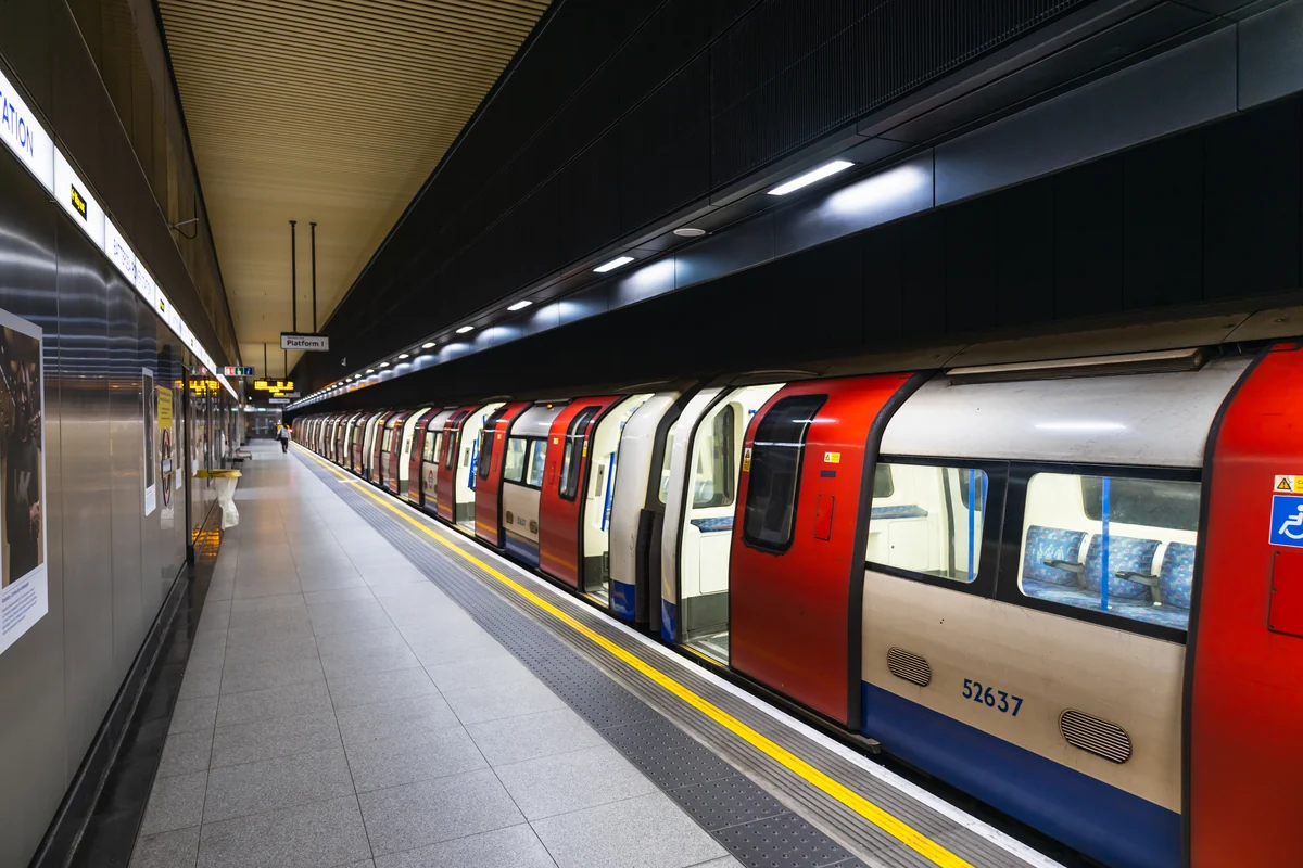 Un tren del metro de Londres detenido en el andén de una estación