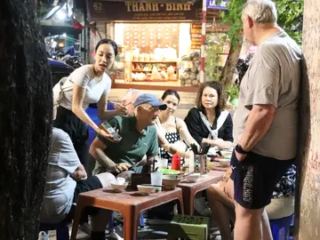 Hanoi Street Food Tour: Small Group with Local Stories