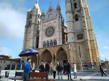 Descubre el centro de León con un guía oficial - ¡Radioguía individual incluida🎧!