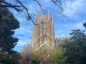 The Ultimate Gaudí Experience: Sagrada Familia and his famous Houses