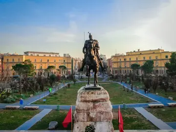 Lo más destacado de Tirana y un poco de arte callejero - Tour a pie gratuito