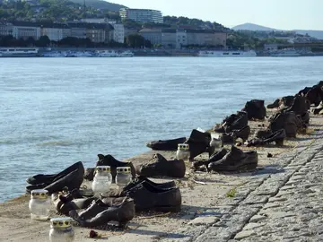 Budapest free walking tour to the Shoes Memorial and Parliament