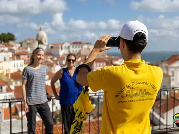 Essential Free Walking Tour: Discover the Famous Alfama with the Exterior View of São Jorge Castle