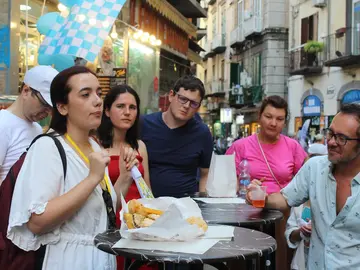 🍲Naples Street Food Tour in the ancient market: Spritz, mozzarella, limoncello - vegetarian option possible.