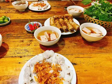 Hanoi: 7 Tasting Street Food Walking Tour and Train Street