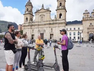 Bogota en Patineta Eléctrica: Historia y Arte en La Candelaria (Alquiler Obligatorio)