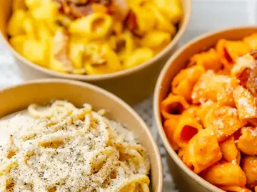 Join a Roman for lunch! 🍝 ☕️ 🍦(Small group)