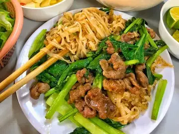 Hanoi food tour in SMALL GROUP with local guide