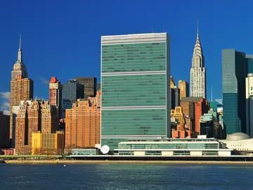 MIDMANHATTAN, Rascacielos, Millonarios y Famosos