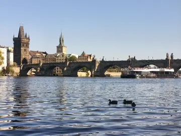Cultura de Praga: ¡Puente de Carlos y Malá Strana con un entusiasta checoslovaco!
