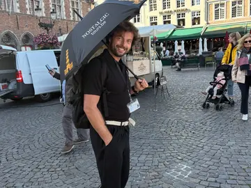 Paseo nostálgico para grupos pequeños: Brujas por un local. Con praliné gratis.
