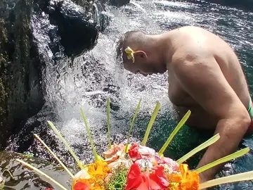 Holly Spring Water Temple Purification in Tirta Empul, Art Market, Luwak Coffe Plantation and Swing by Walking Tour