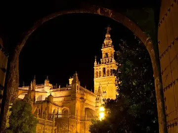 🌙✨ Descubre Sevilla de noche: historia y monumentos en un paseo nocturno🌙✨